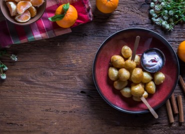 Small donuts with mandarine and mint