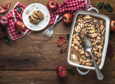 Vegan apple pie with oats and vanilla